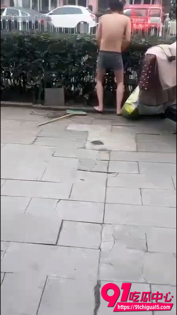 山东费县二中门口惊现裸男6