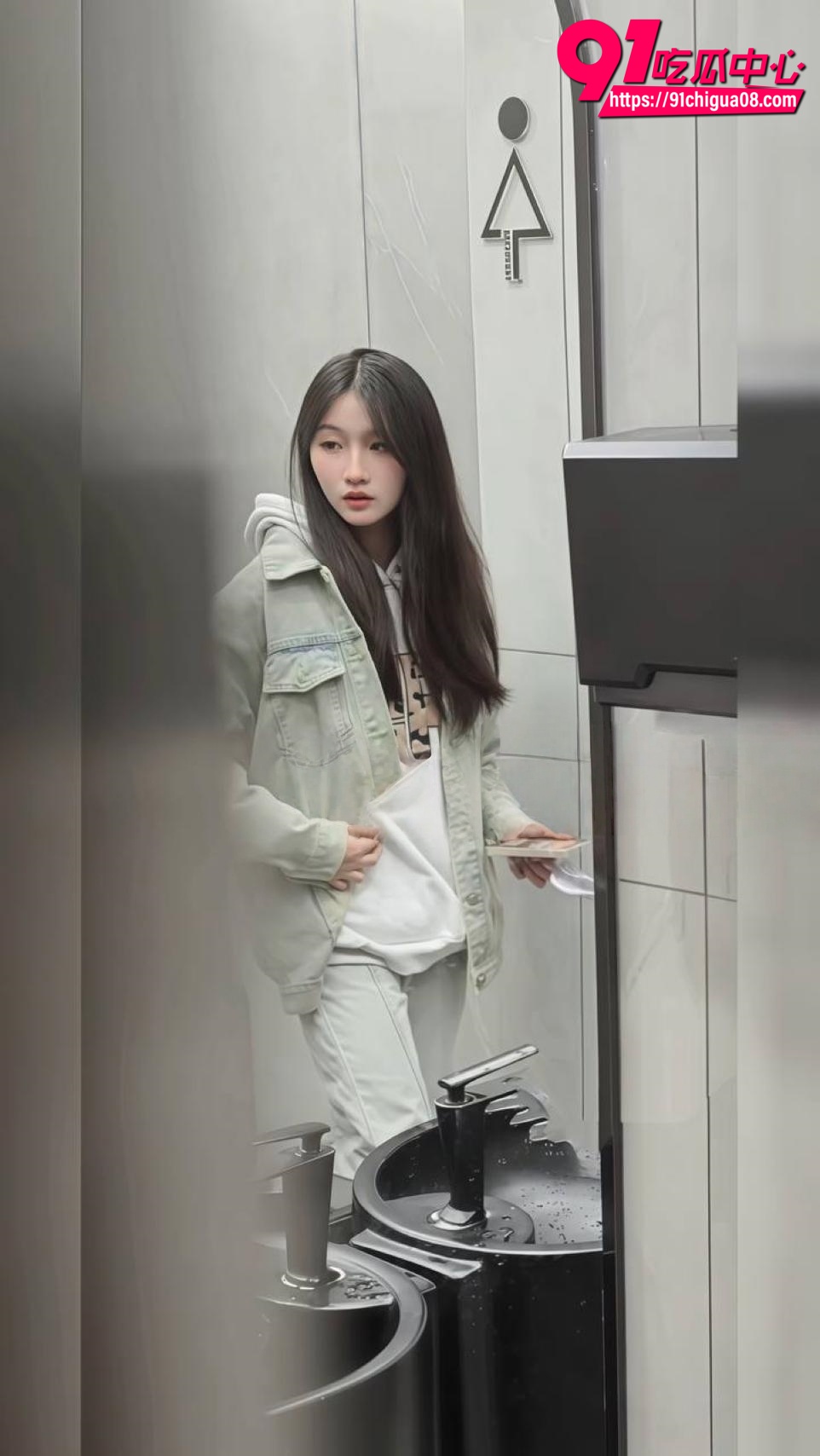 精选厕拍三位神颜女神女厕放尿 小穴超级粉嫩 骚货母狗夹跳蛋尿完掰开塞回去全程偷拍