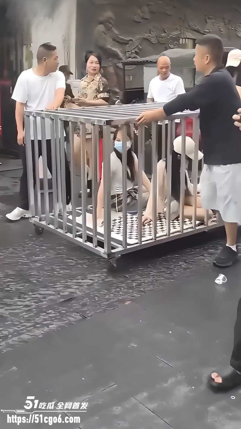 湖南汨罗商业街 惊现活人浸猪笼 3 湖南汨罗商业街 惊现活人浸猪笼 3