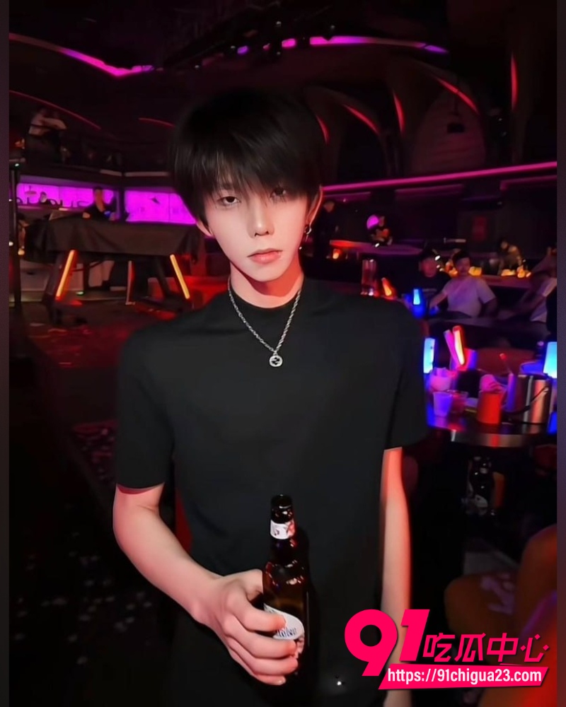 抖音男网红罗琰泽 34 抖音男网红罗琰泽 34
