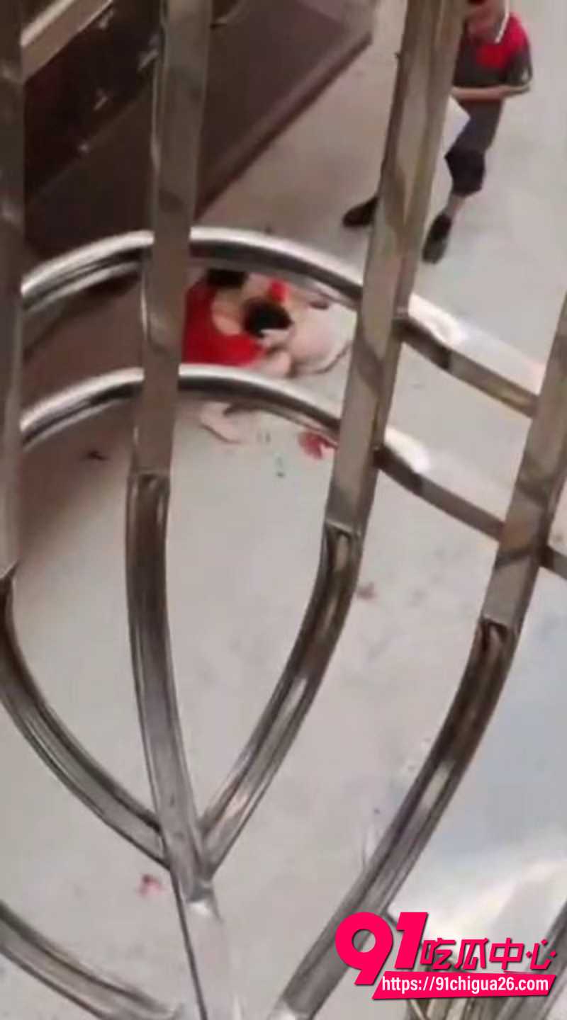 小区楼梯间小孩跳楼 父母吵架赶出门红衣孩子倒地出血 光身男人躺旁围观 惨烈现场高角度直击