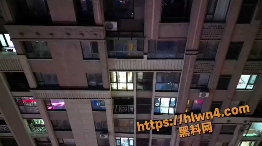 江苏南京市鼓楼区 牛人用无人机拍摄高层居民楼 竟然拍到裸装少妇在家看电视！过于激动炸机了
