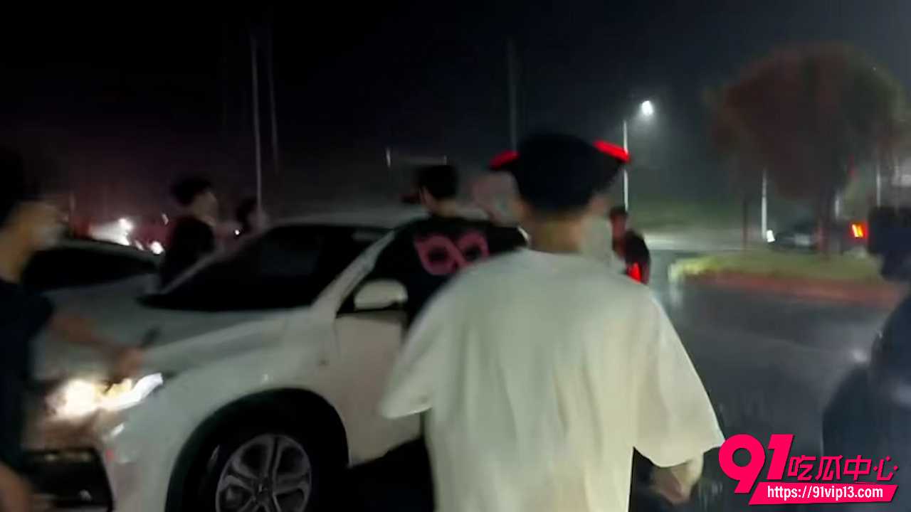 长沙宁乡精神小伙雨夜大乱斗 群友实拍全程 下雨天都要干架 场面一度非常壮观!