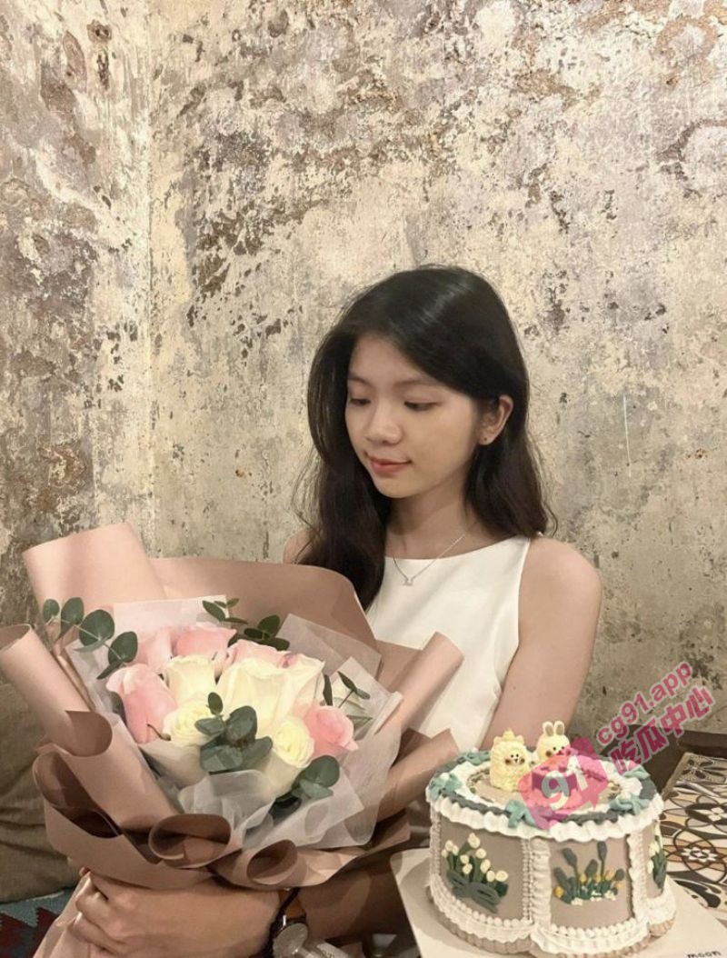 终极贫乳闷骚婊~马来西亚新山01年的清纯嫩妹 被男友调教野外露出自慰 观音坐莲视频流出!
