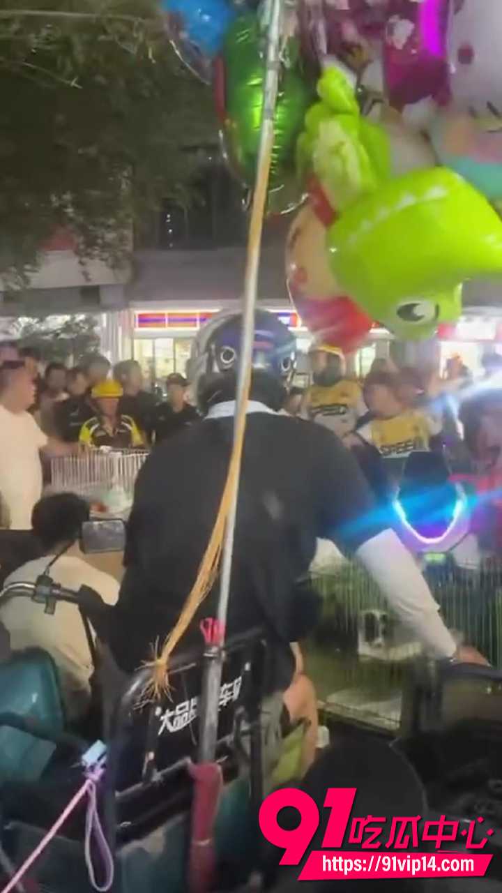 青岛即墨宝龙广场夜市狗贩纠纷 外卖小哥买狗一周暴毙维权放大悲咒 现场围观炸锅