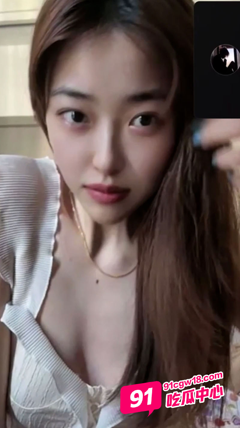 南京职业大学王佳琴 与男友激情裸聊 粉粉嫩嫩的巨乳骚出天际！ 配图4