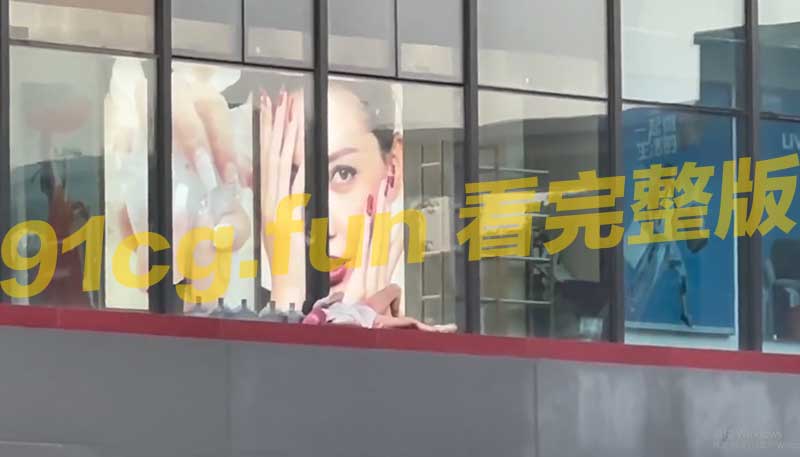 广州天河区美林天地女子跳楼门 10月6日爬上广告窗台欲轻生 消防员高空抱走救下