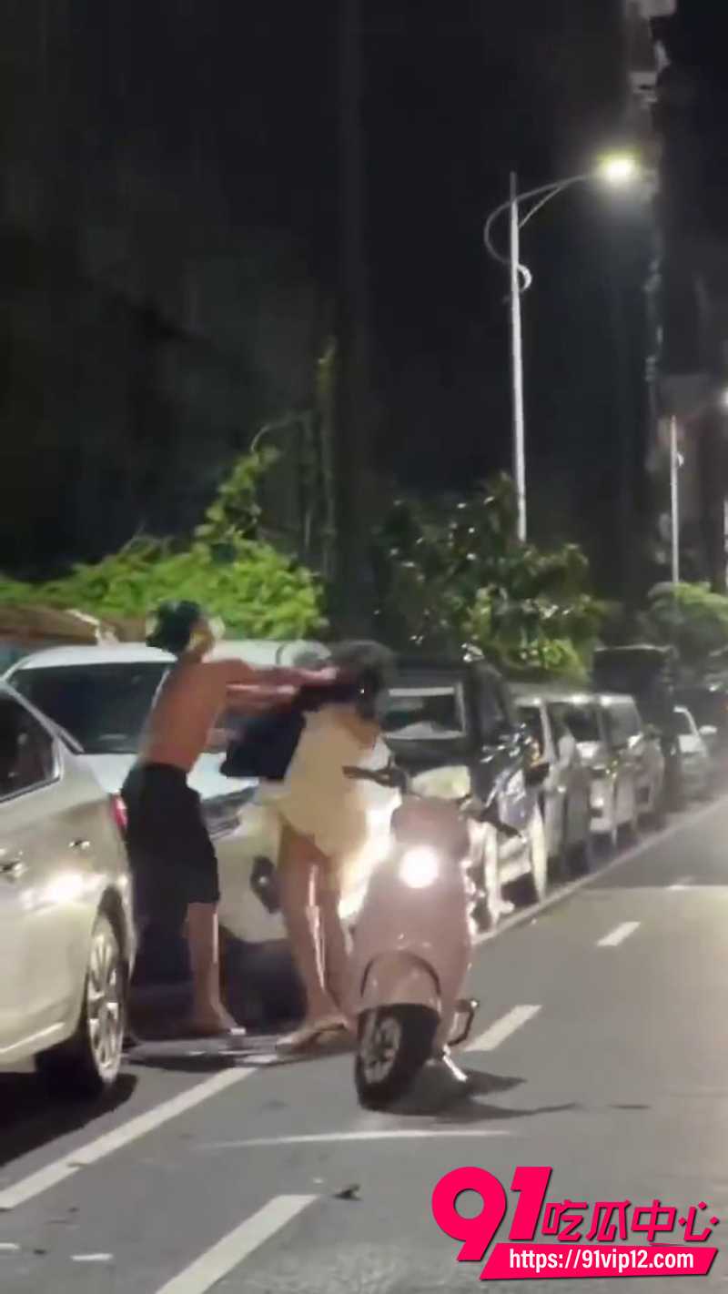 情侣当街激烈打斗 2