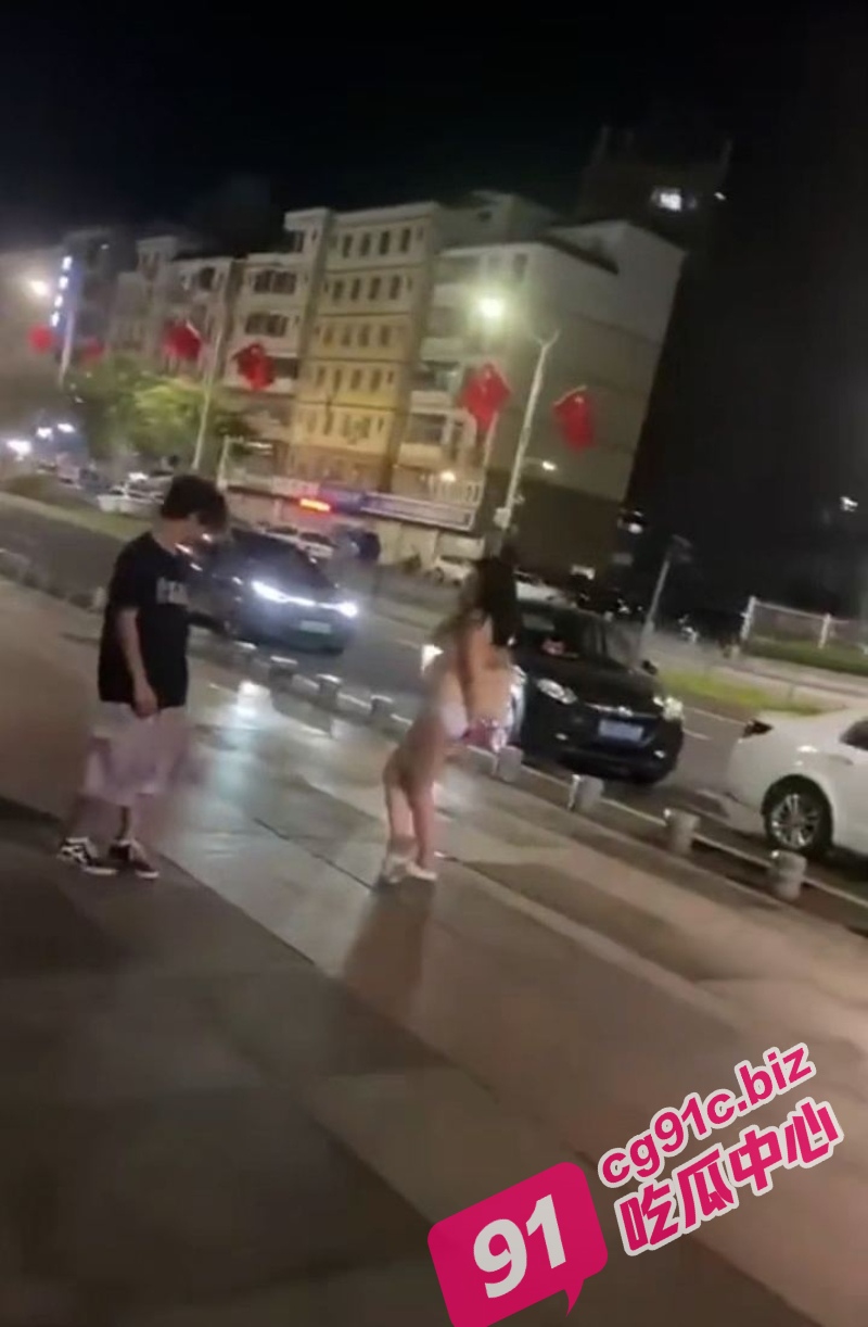 广东惠州 社牛妹 深夜大胆露出 街头穿着小内裤裸奔 还对偷拍的精神伙子比心放电
