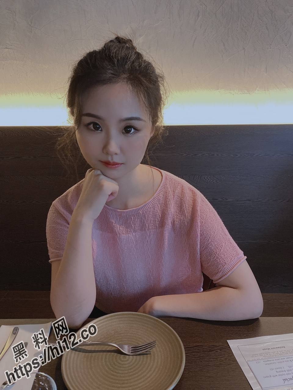 极品JK女友抱着鸡吧对镜头打招呼～各种变态招式都被女主拿捏的死死～