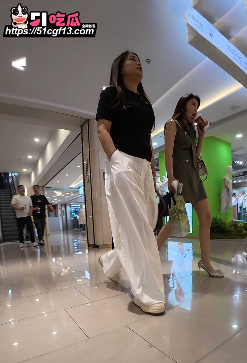 顶点大师系列 跟踪抄底美女少妇 贴身怼拍肉丝半透内裤 肥臀穴缝一览无余