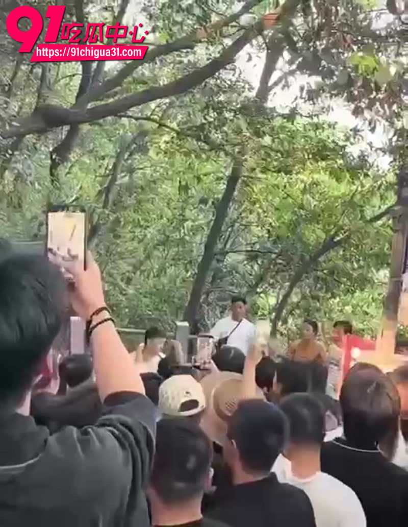 杭州北高峰抓奸大瓜小伙勾引女友闺蜜偷情被女友抓奸3