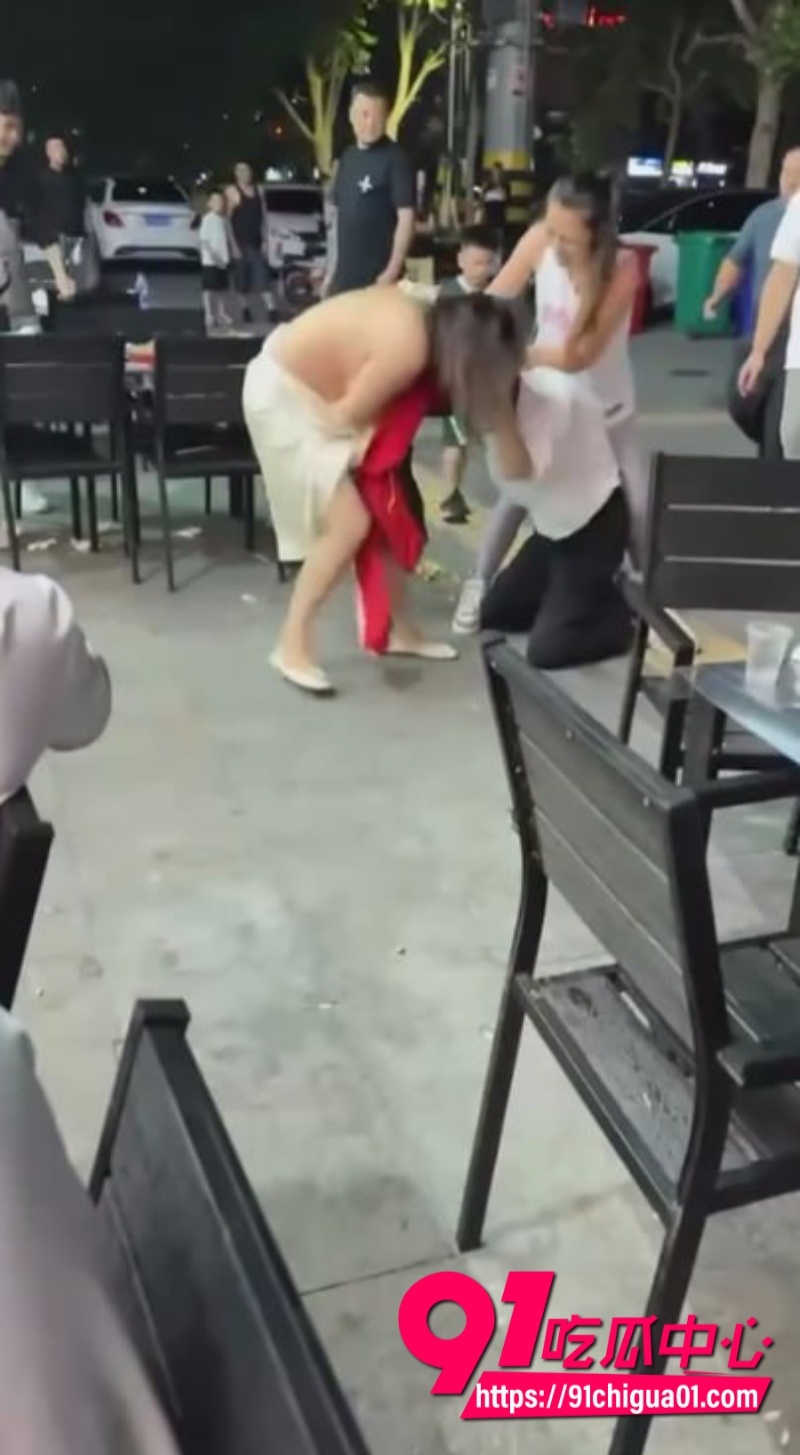 街头抓小三撕衣大战1