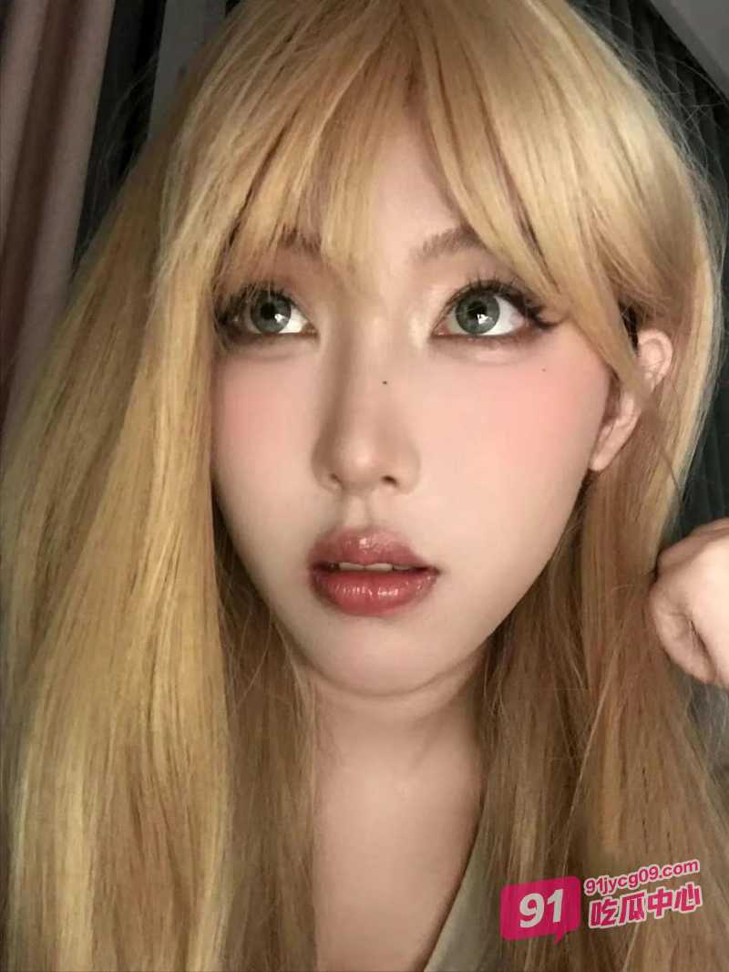 「母子乱伦」趁老爸不在家 和朋友一起3P美艳小妈! 配图2