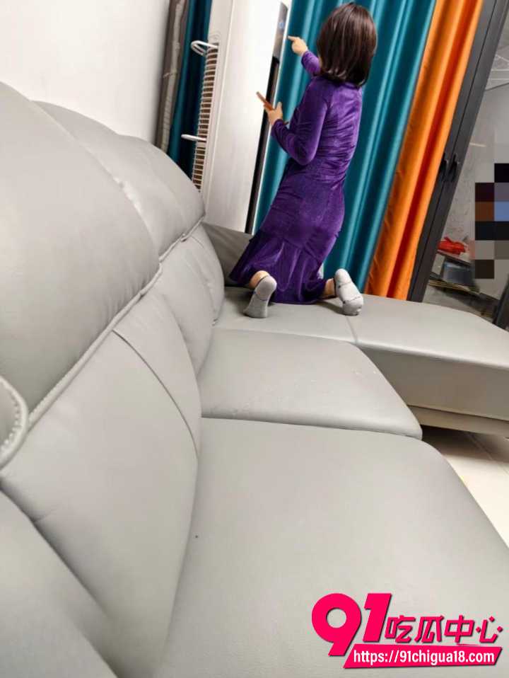 儿子偷拍妈妈洗澡后直接床上强上1