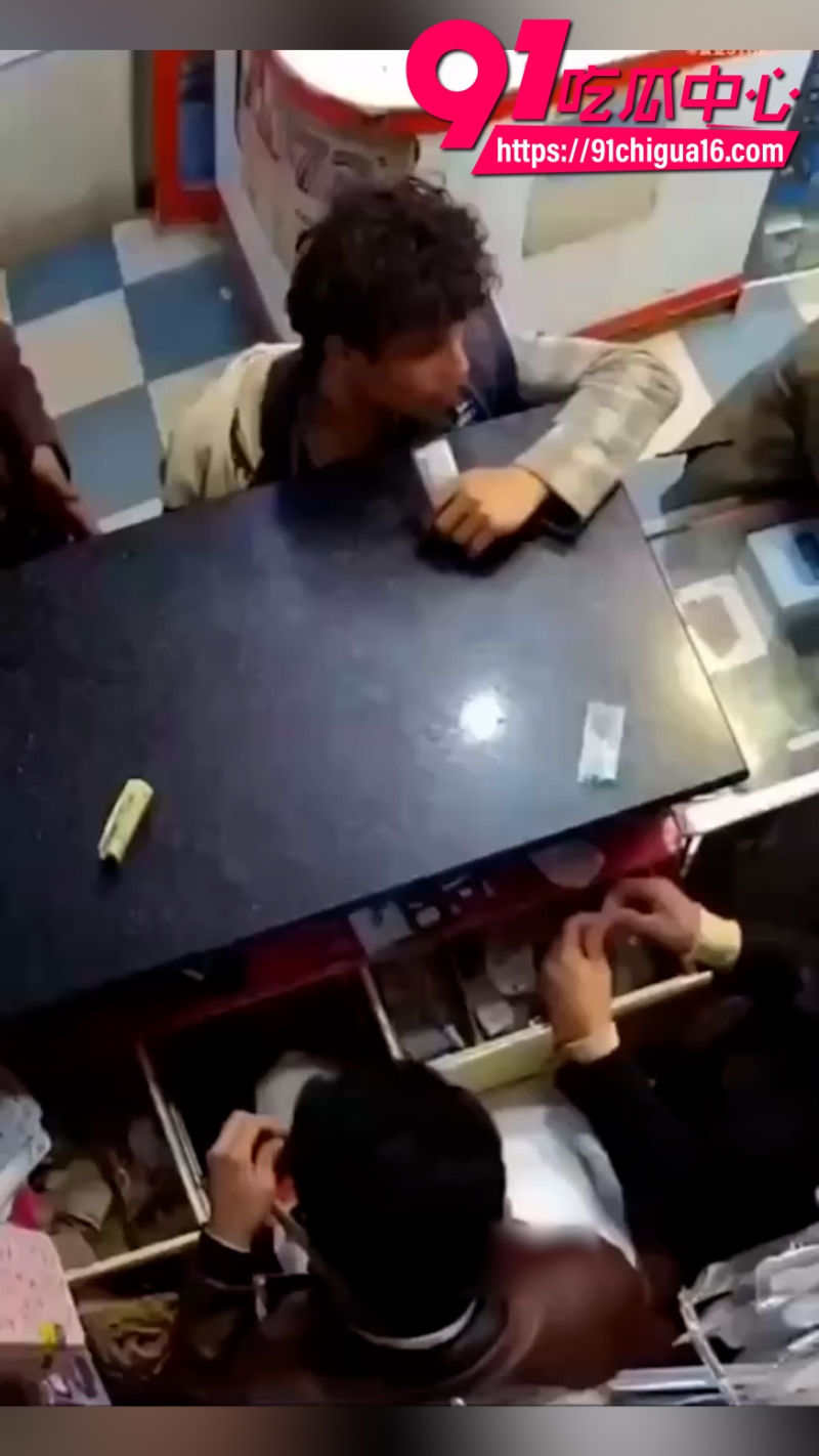 印度男子手机店修手机意外咬爆电池1 印度男子手机店修手机意外咬爆电池1