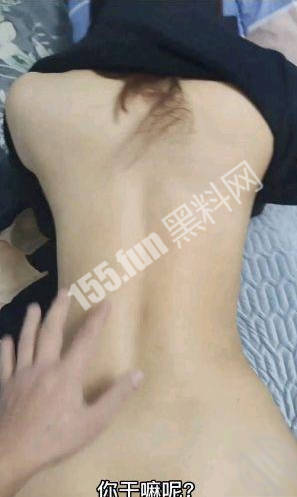 【原创首发】（16）和嫂子沙发的做爱，大哥打来电话，我疯狂抽插，嫂子边喷水回答在锻炼 。19p