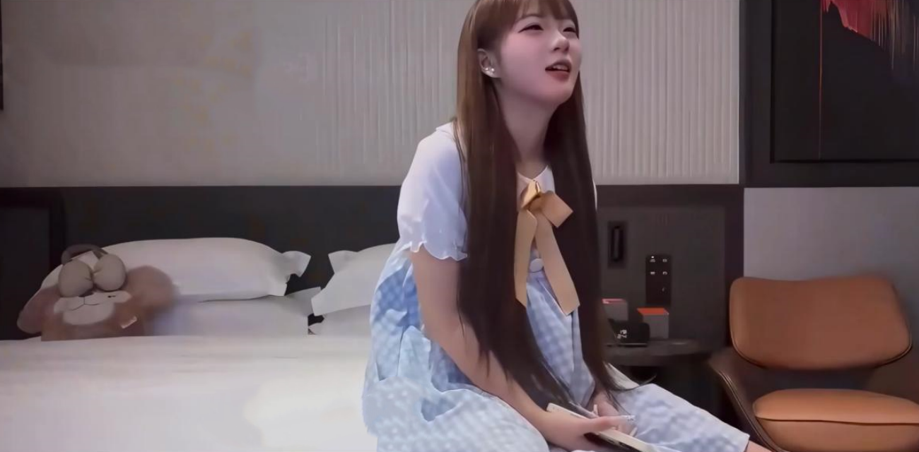 7BOSS酒店探花卡哇伊妹子刚插就喊疼 黑丝御姐接力猛干