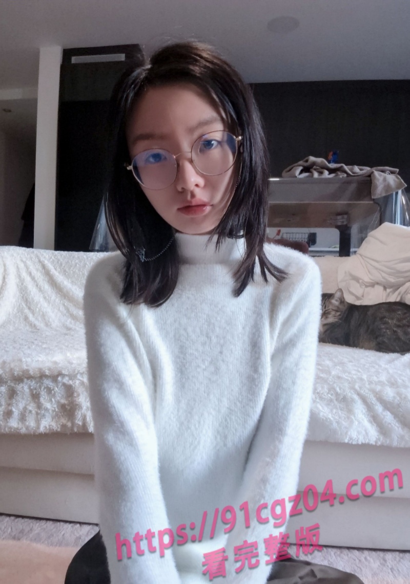 推特眼镜妹自慰视图流出 雪白胴体看的人心小鹿乱撞~