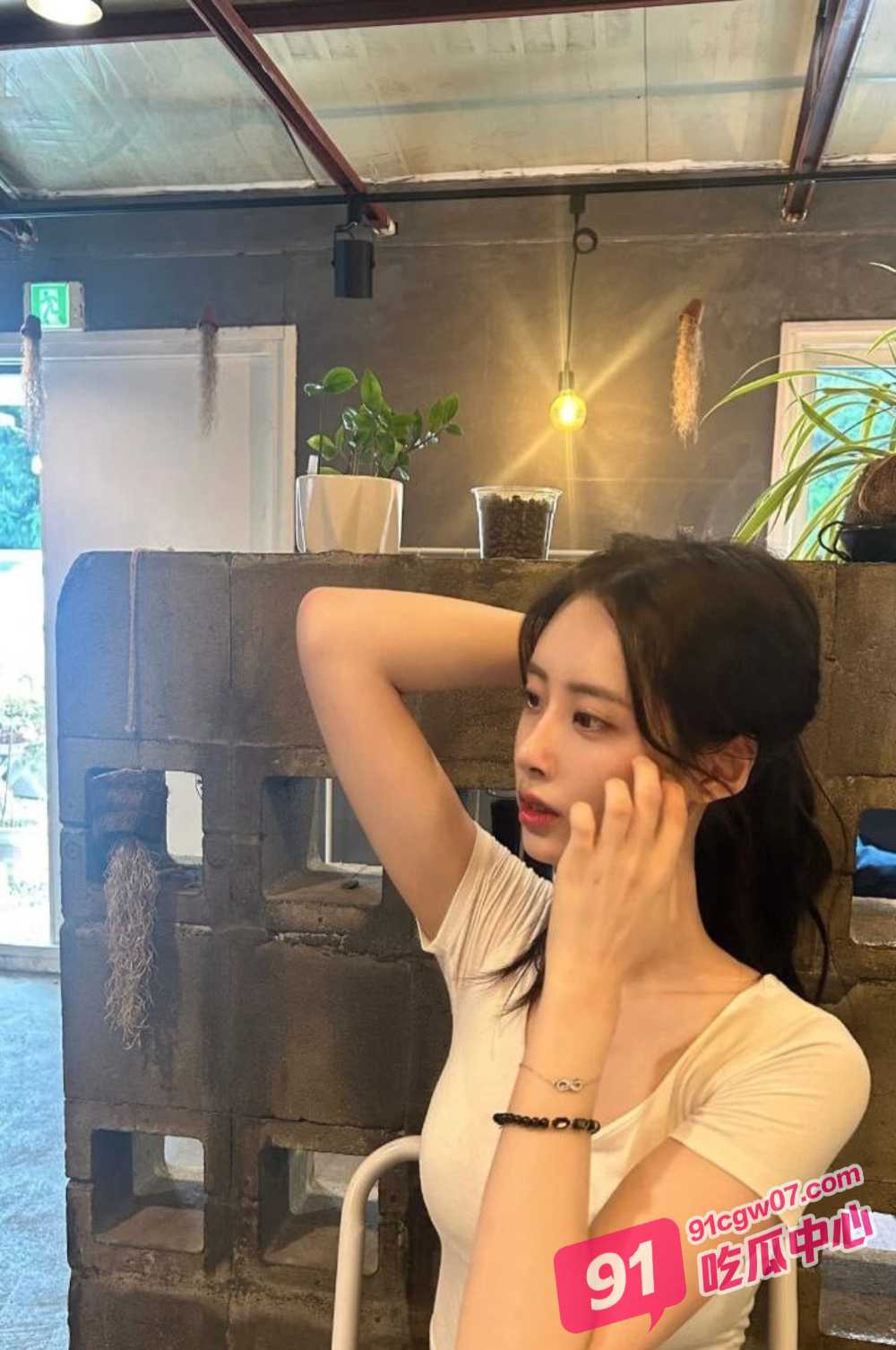 金主调教清纯女大多p 细腰水多的母狗越玩越刺激 嘴上说不要身体却非常老实 配图4