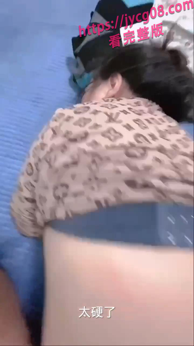 隔墙偷情！老爸在客厅打游戏 我在卧室点燃老妈激情 配图7