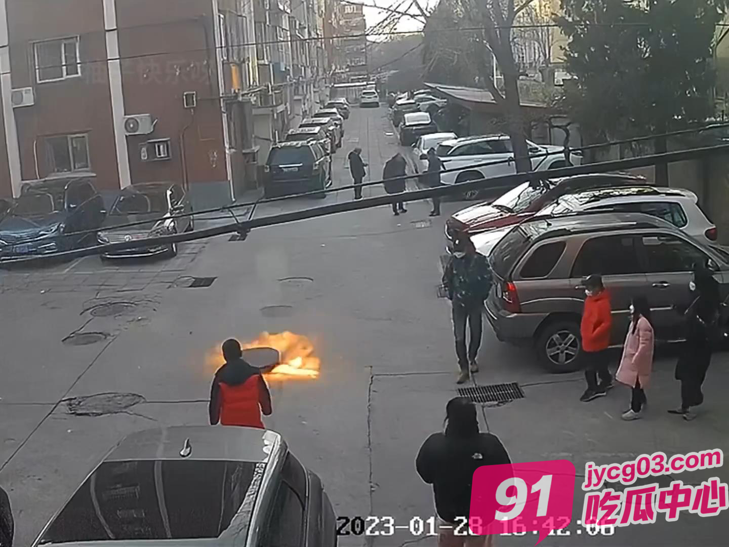 憋笑挑战：监控拍下人类倒霉天花板 第3秒就破功 配图3