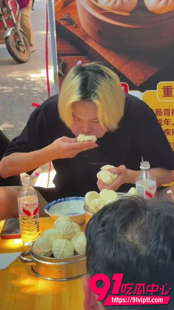 小哥街头挑战10分钟吃10笼大包子2 3