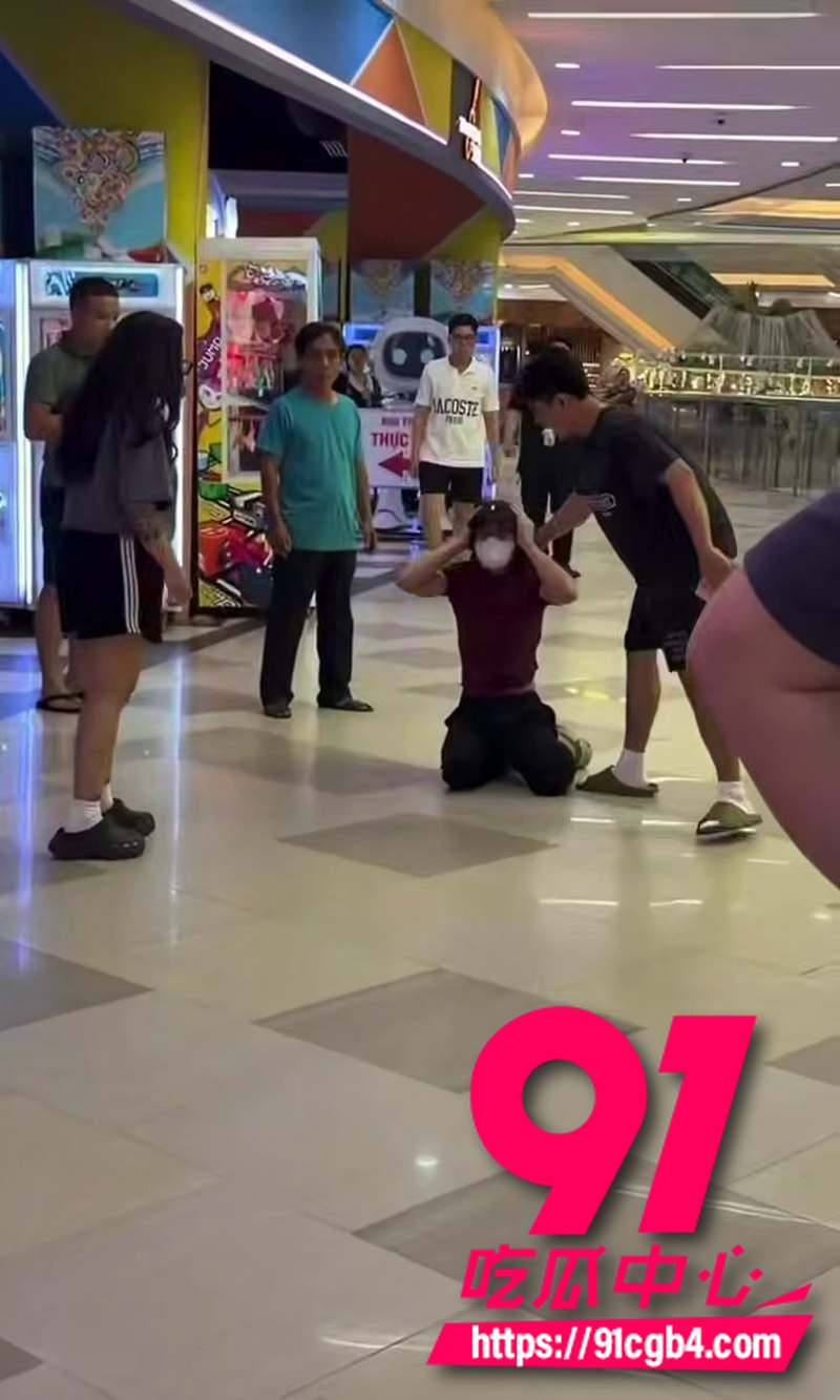 男扮女装厕所偷拍被发现当街暴揍 抄底偷拍群友翻车现场大逼兜打得啪啪响1