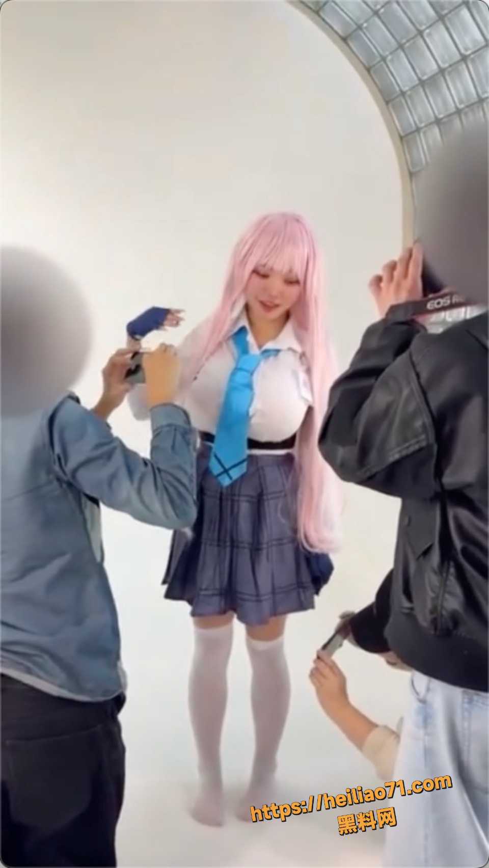 日本cosplay展会 乙叶啦啦 被摄影师轮奸强上 极品身材加上白虎 简直是享受