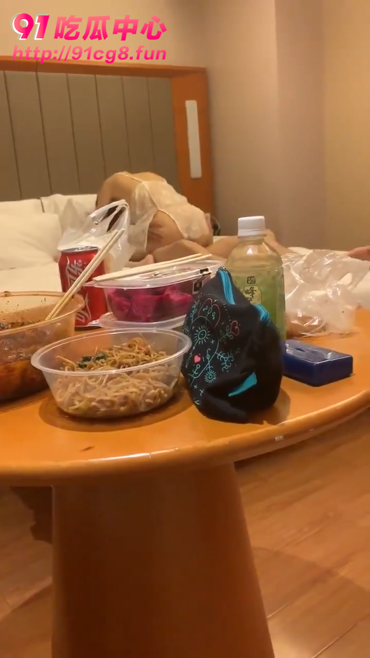 真实绿帽王～主动开房点菜请客吃饭 只为老婆有个男小三？ 真刺激！