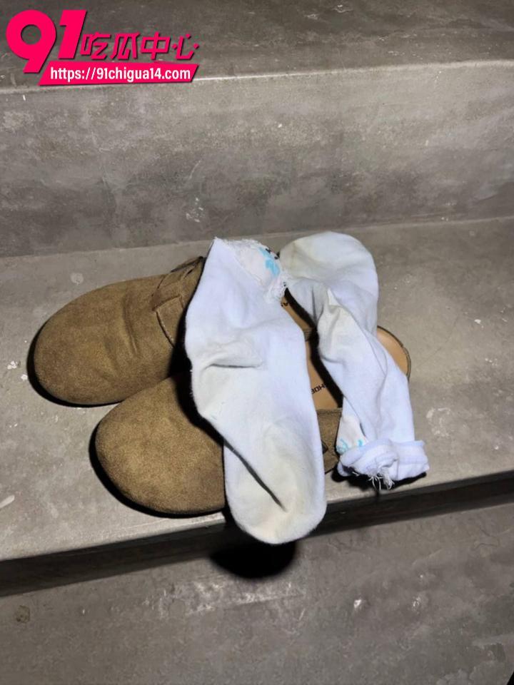 蹲守女主下班回家脱下博肯鞋蓝色棉袜3