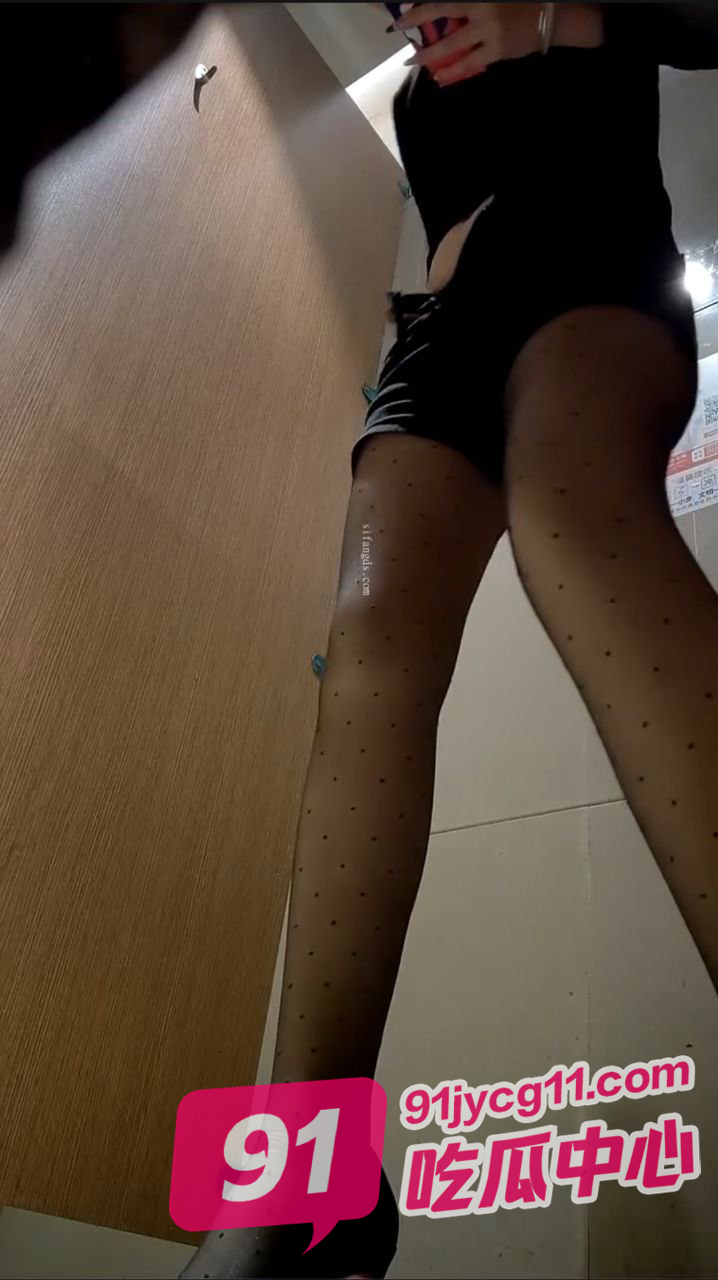 商场女厕所抄底偷拍 长腿美女侧颜神似刘亦菲～ 配图4