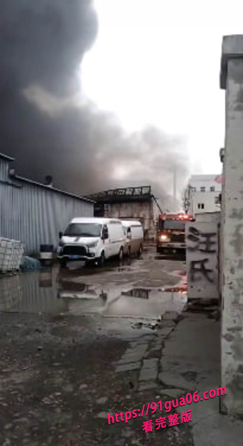天津大毕庄五金城突发火灾05
