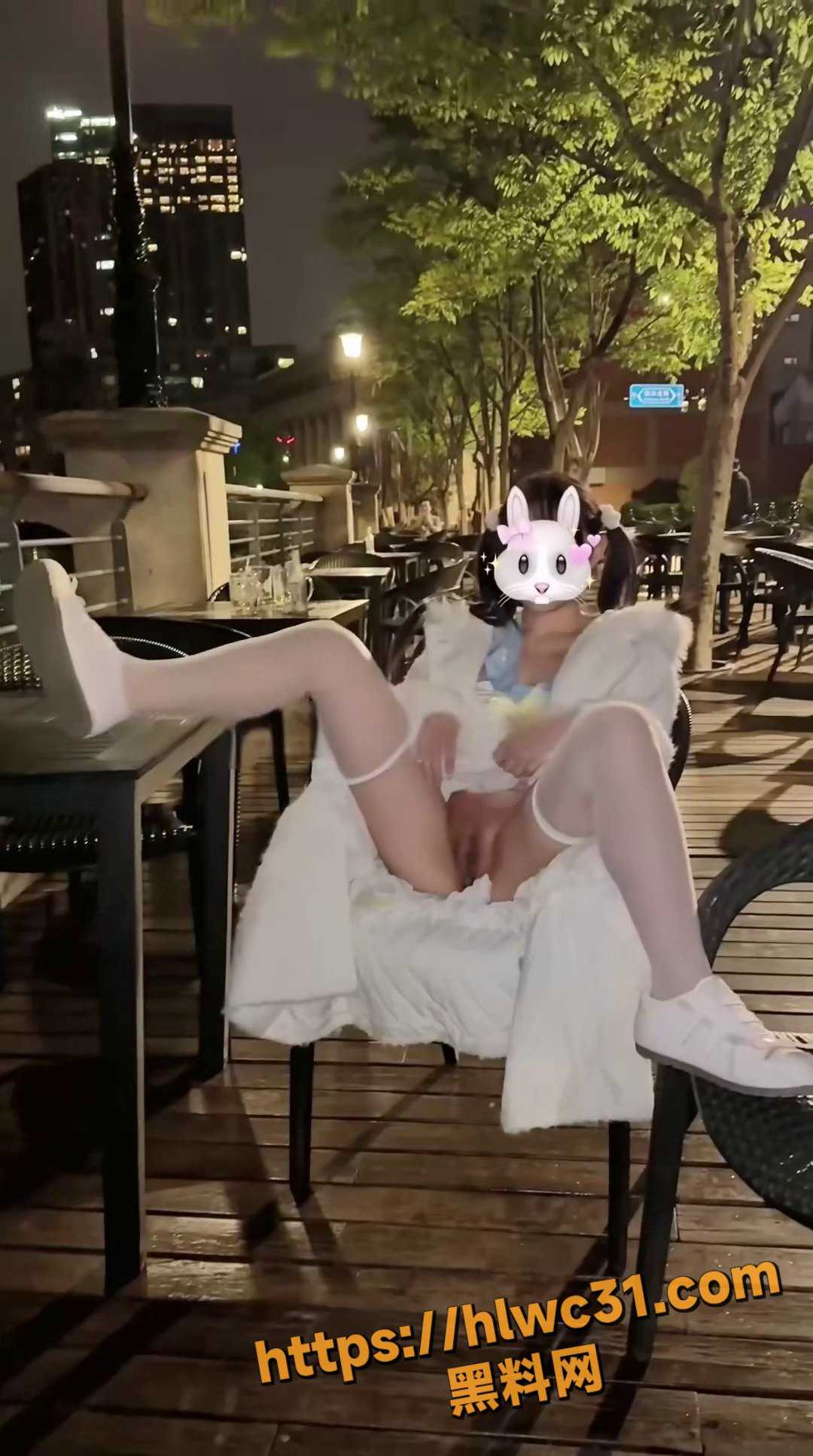 网红三岁小宝宝 公园夜景露出 户外性爱自拍 兔女郎粉色开衫腿抬高春光尽泄 尺度爆表
