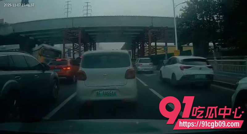 10烟台渣土车路口侧翻掩埋两车 9