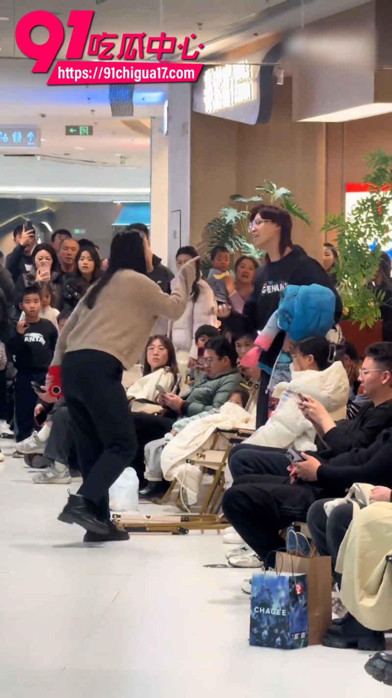 济南万达广场突发街头对骂宝妈PK年轻情侣10 济南万达广场突发街头对骂宝妈PK年轻情侣10