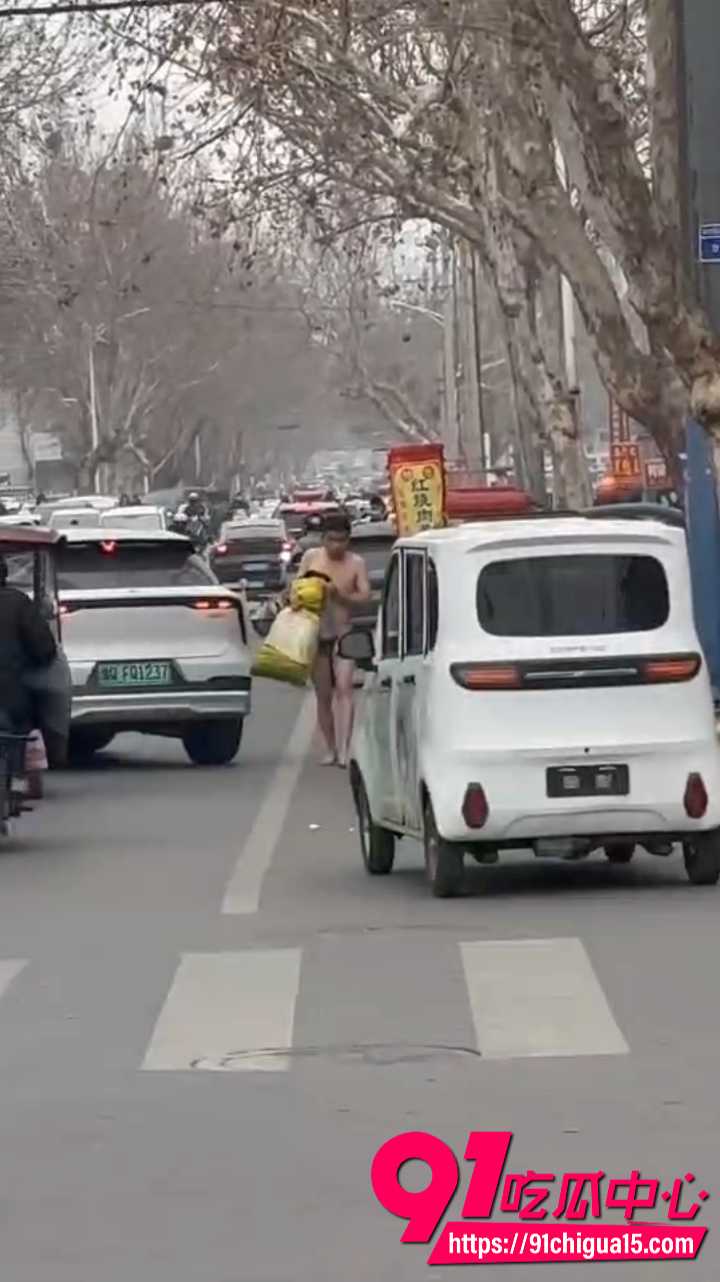 山东费县二中门口裸男对着轿车当街发情3
