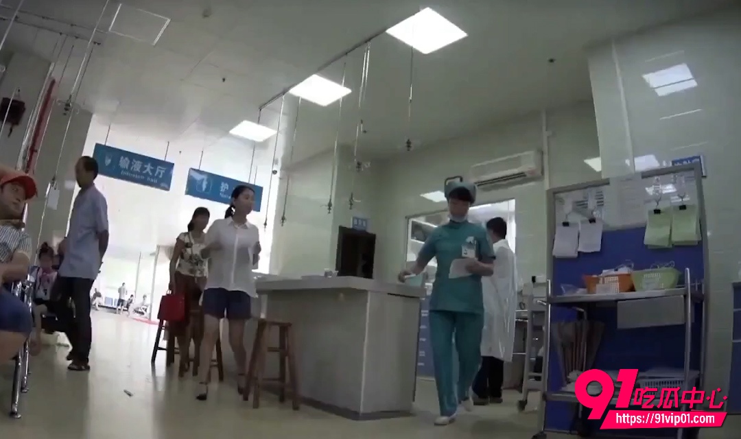 三甲医院注射室实习护士偷拍 眼镜妹翘臀打针男友陪同 短裙美女屁股被针扎扭动很性感!