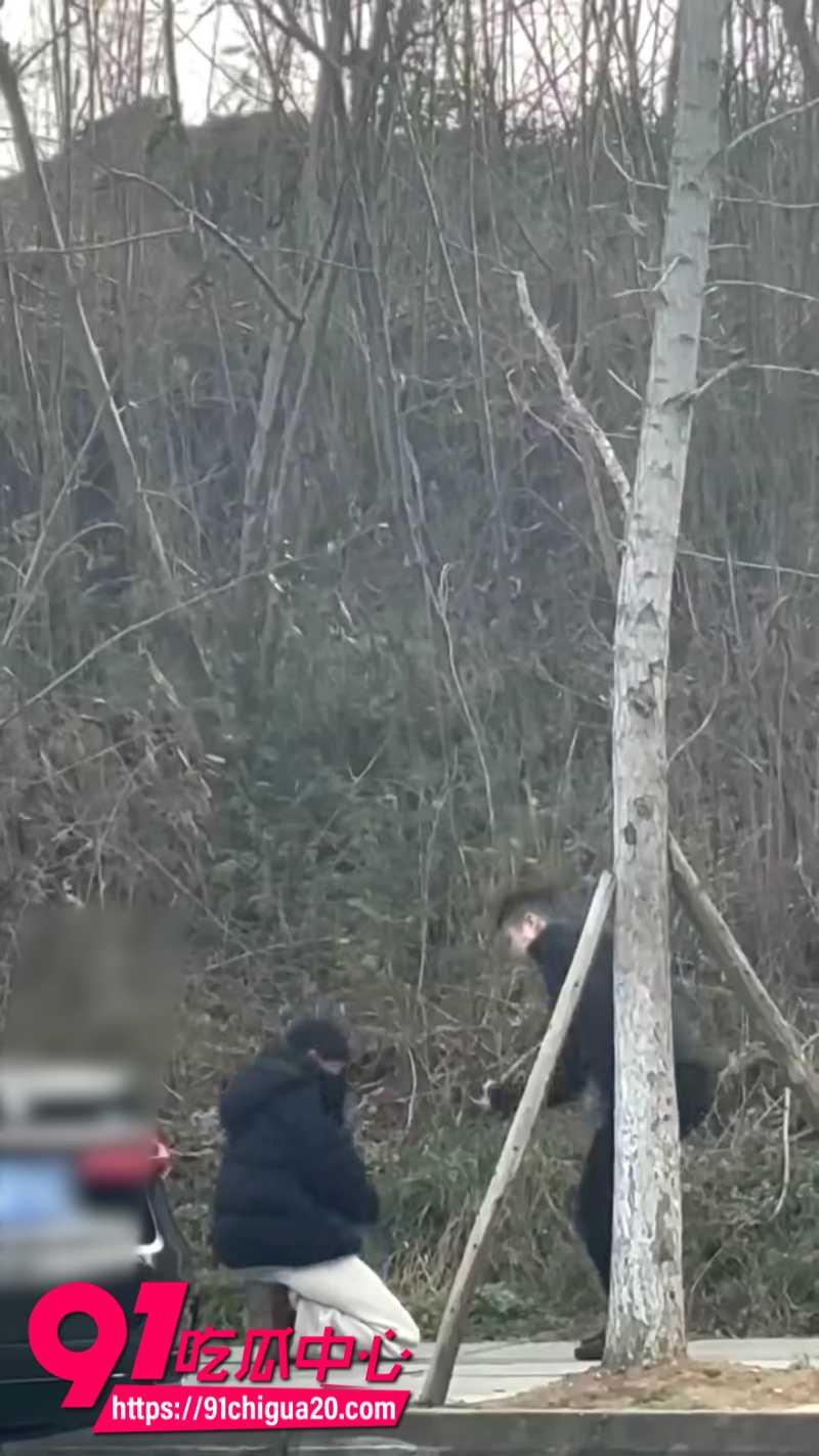 女子跪地向宝马车主求饶6 女子跪地向宝马车主求饶6
