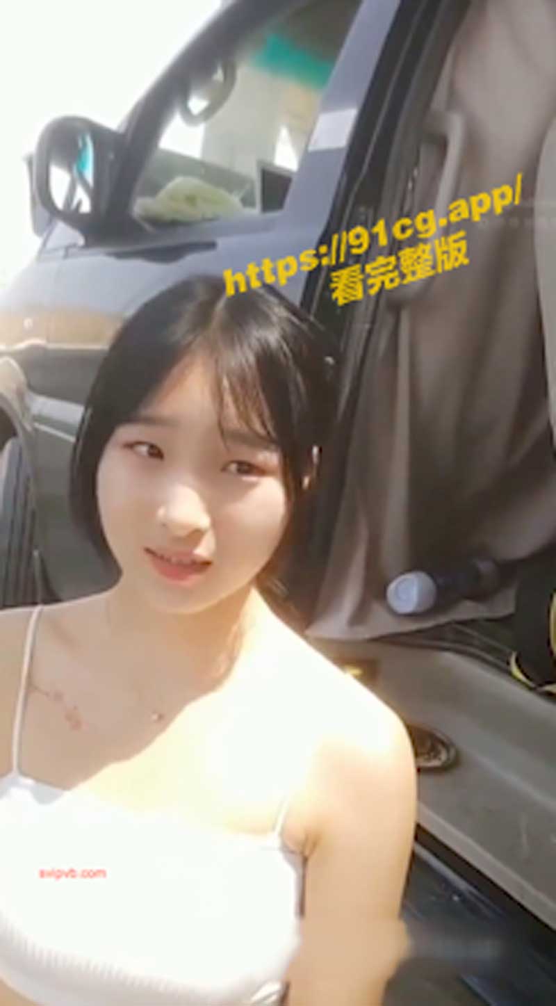 路边口爆！旅游中不顾阻拦下车掏屌塞嘴 兽欲大发射满小女友嘴里