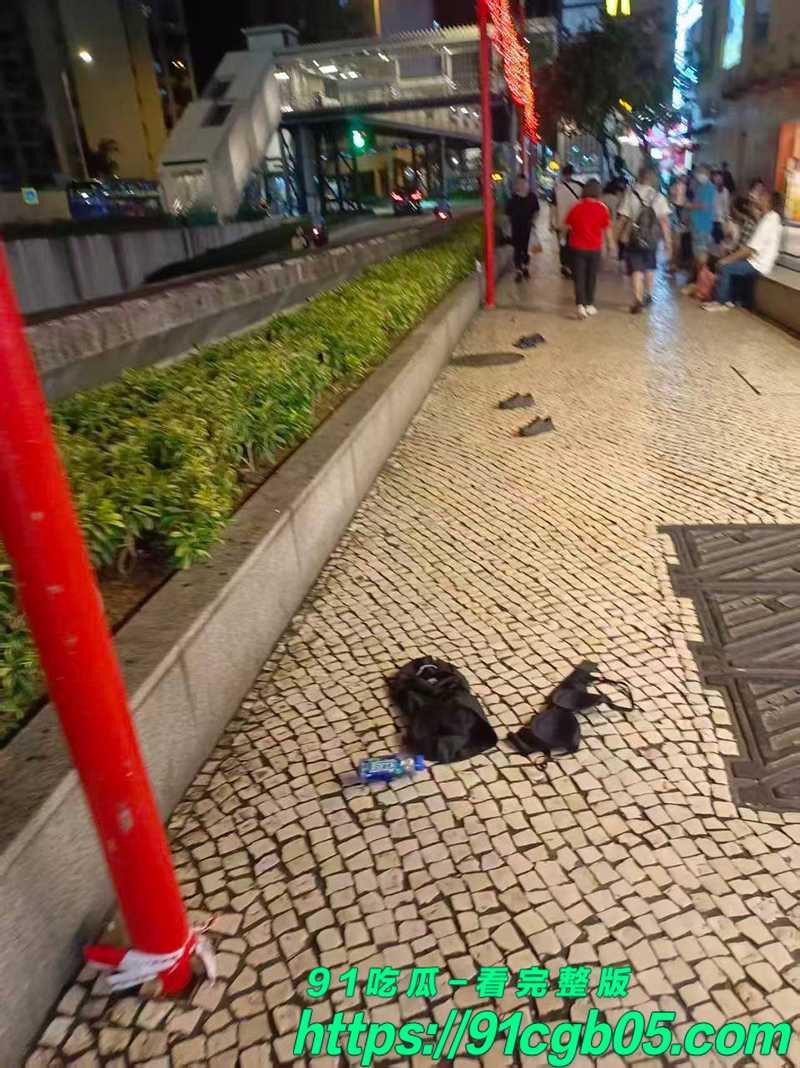 澳门女子因赌博破产街头裸奔 竟脱光衣服在大街上裸奔 一旁的路人目不转睛 现场视频流出！