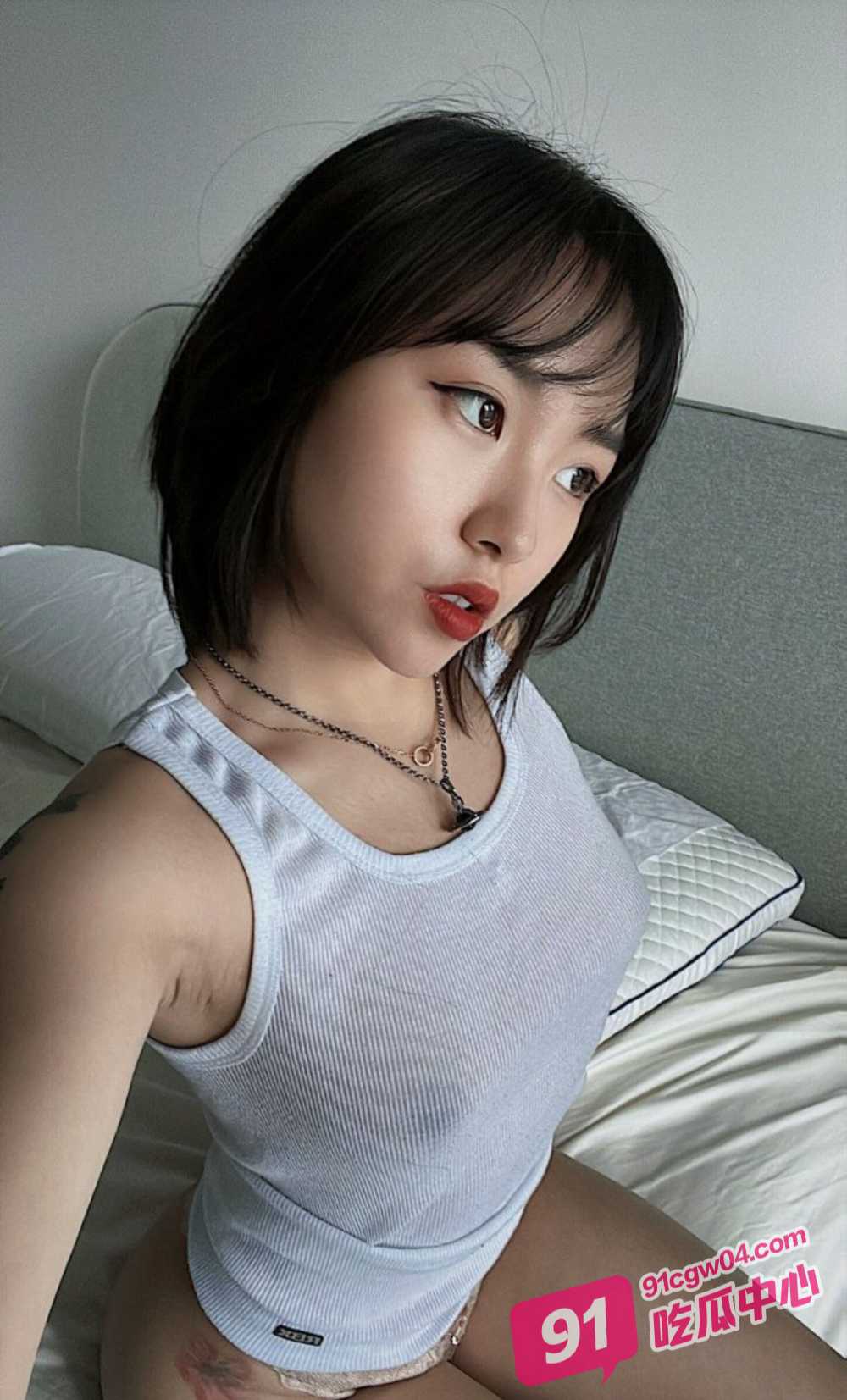 陕西师大女大学生露露为赚学费 为土豪拍私人自慰视频 摸逼漏胸渴望床上被操