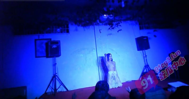 情色歌舞团～冒险潜入南充歌舞团小剧场 偷拍模特脱衣舞表演 观众起哄让大哥给高颜值模特舔逼~
