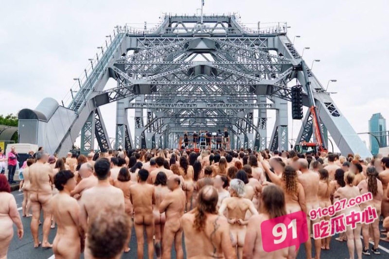 澳大利亚布里斯班大型群裸事件 5500名裸体男女出街 在Story Bridge桥上摆出各种姿势! 配图3
