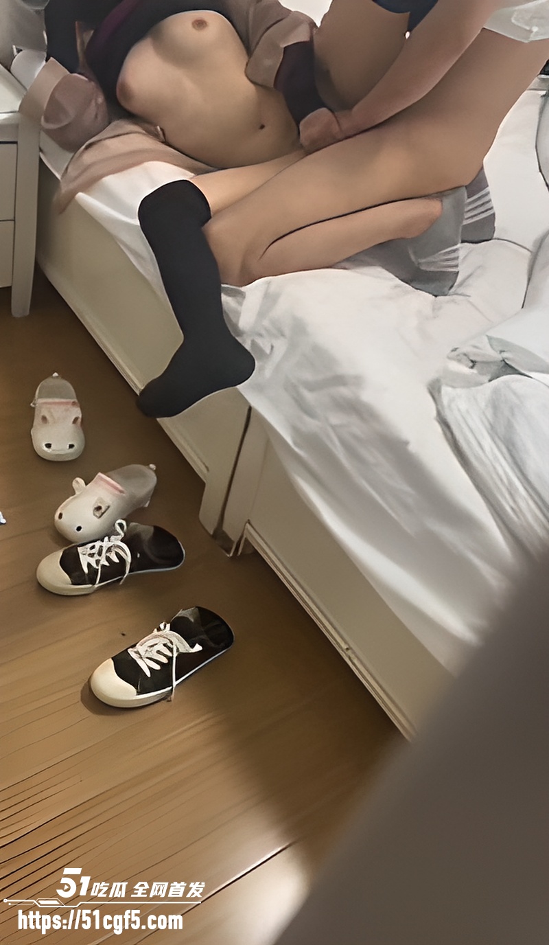 和妹妹同居的日子看着朋友和妹妹做爱02 和妹妹同居的日子看着朋友和妹妹做爱02