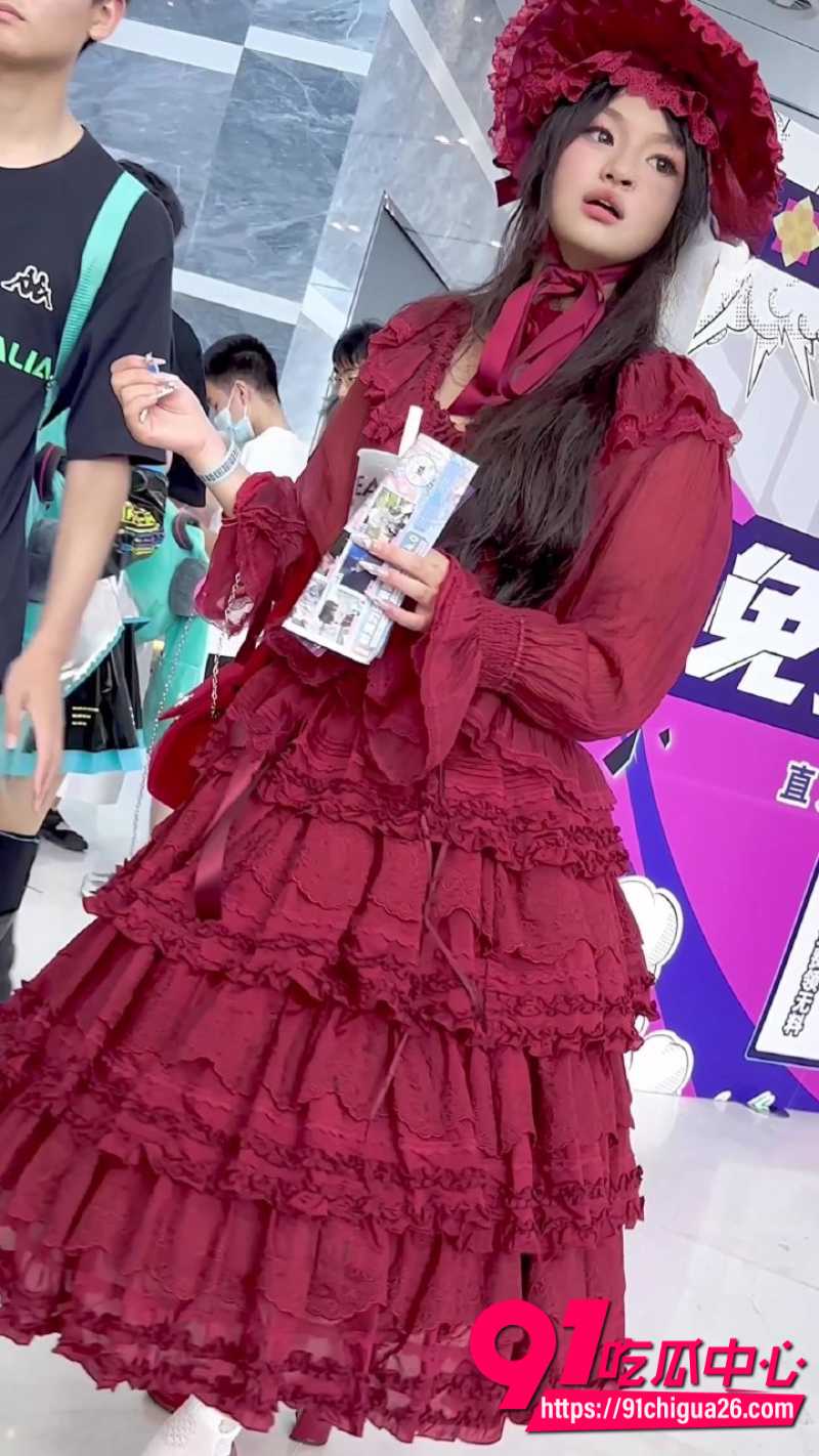 KFC抄底洛丽塔学生妹 长裙透明内裤走光 黑森林全露 酒店床上特写