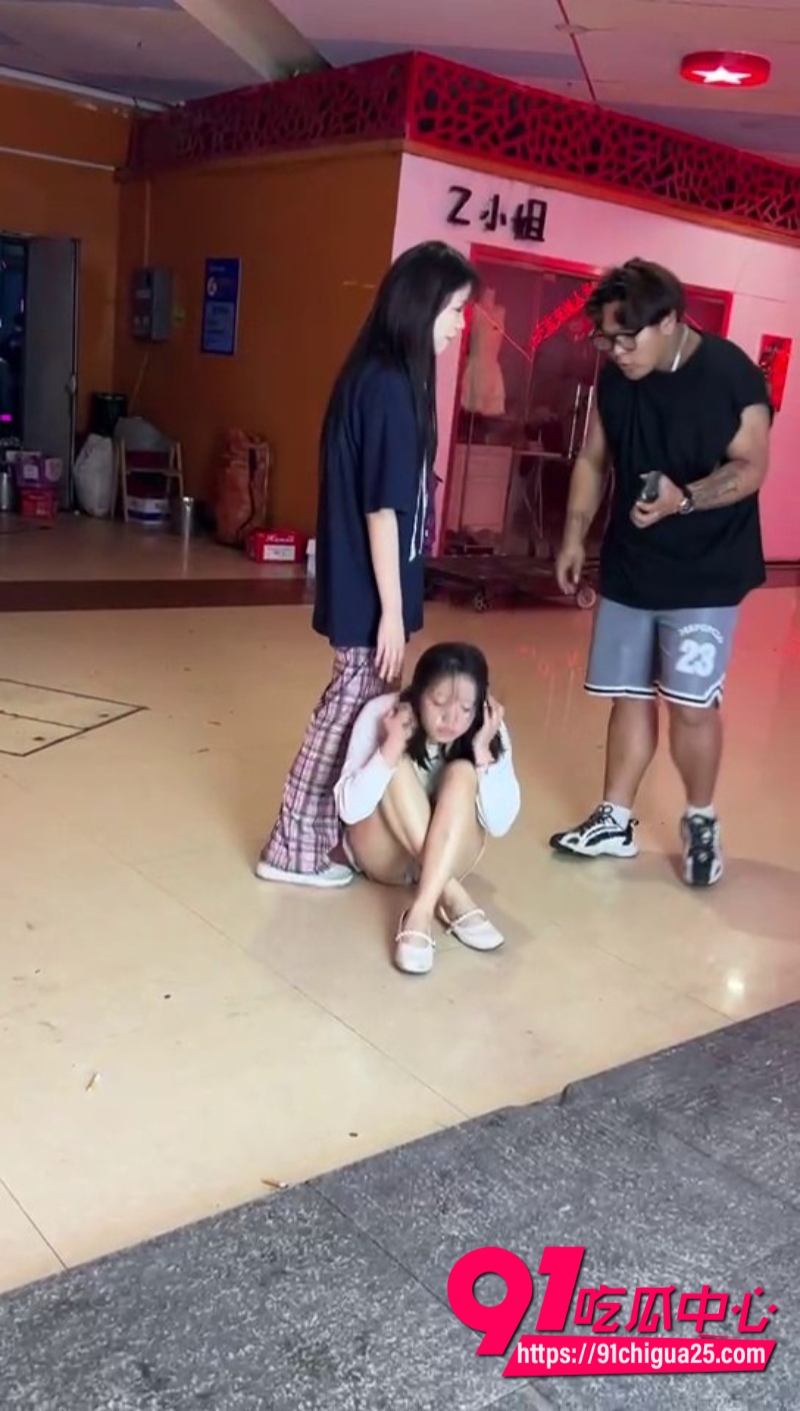 白领林小美出轨发裸照被老公当场耳光5
