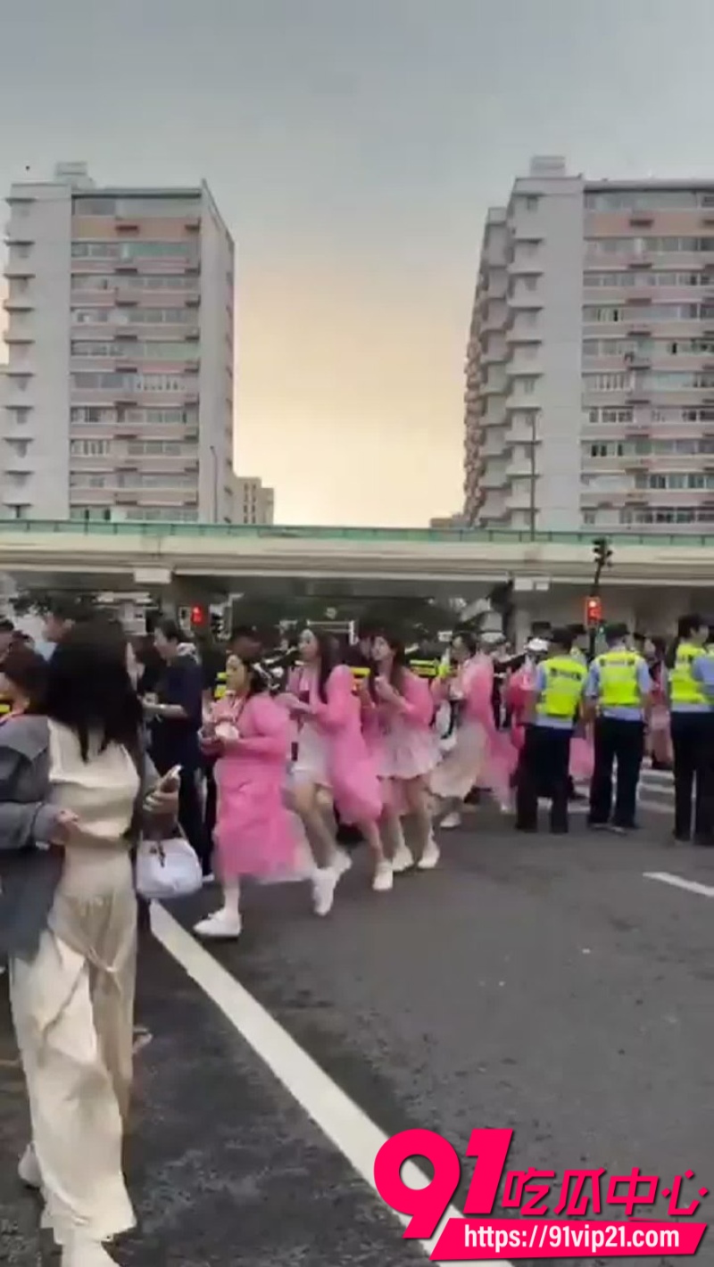 微博热门吃瓜 时代少年团上海开场挤爆交通 粉丝狂热追捧 伪娘风 被吐槽辣眼睛