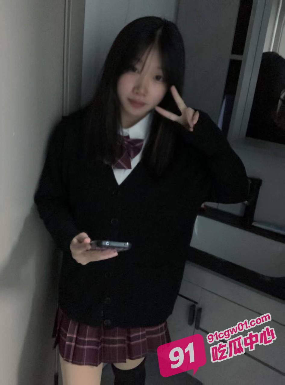 鱼哥偷拍学生妹精选!专爱黄毛辣妹大学生的鱼哥差点把嫩妹的黄体操裂! 配图3