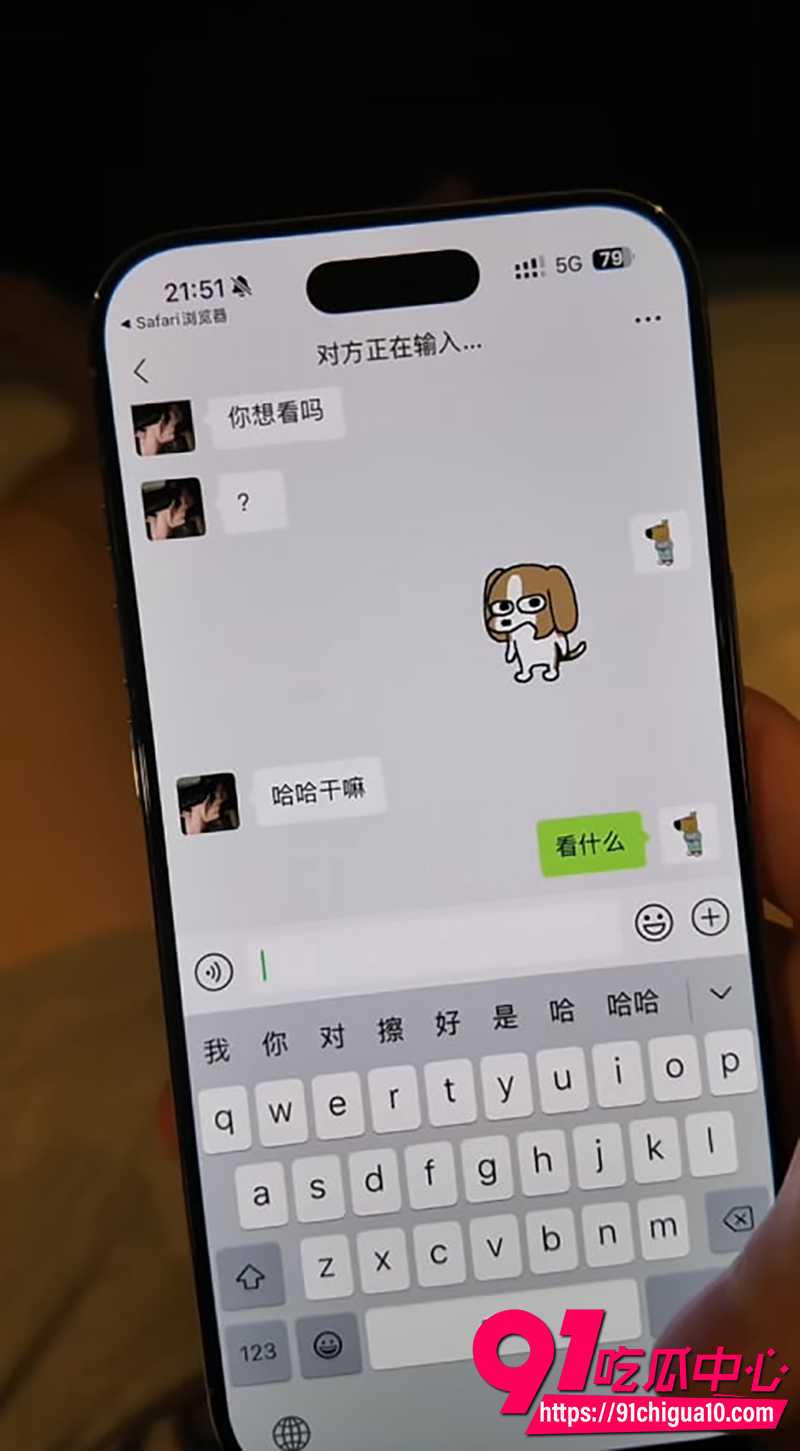 推特网黄 噗噗 性爱新作 裸照勾引男同事后上门求操 上下铺楼梯上猛烈后入 阿黑颜表情销魂至极!